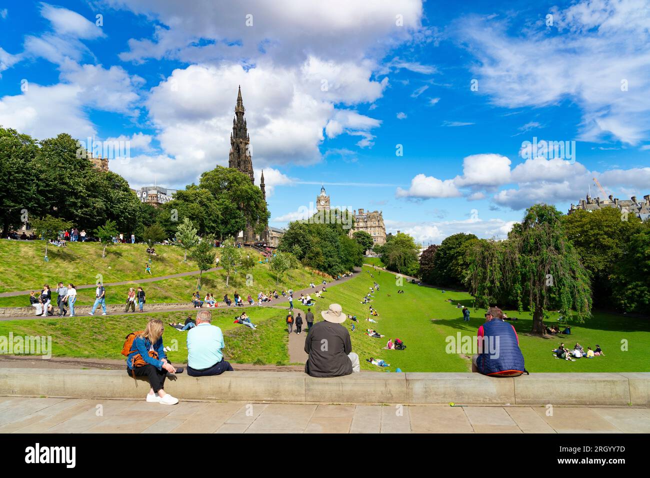 Edinburgh, Schottland, Großbritannien. 12. August 2023. Bei den internationalen Festivals und den Festivals in Fringe waren Tausende von Besuchern im Stadtzentrum von Edinburgh bei warmen Temperaturen und Sonnenschein zu sehen. Bild: Die Gärten der Princes Street waren bei Besuchern beliebt. Iain Masterton/Alamy Live News Stockfoto