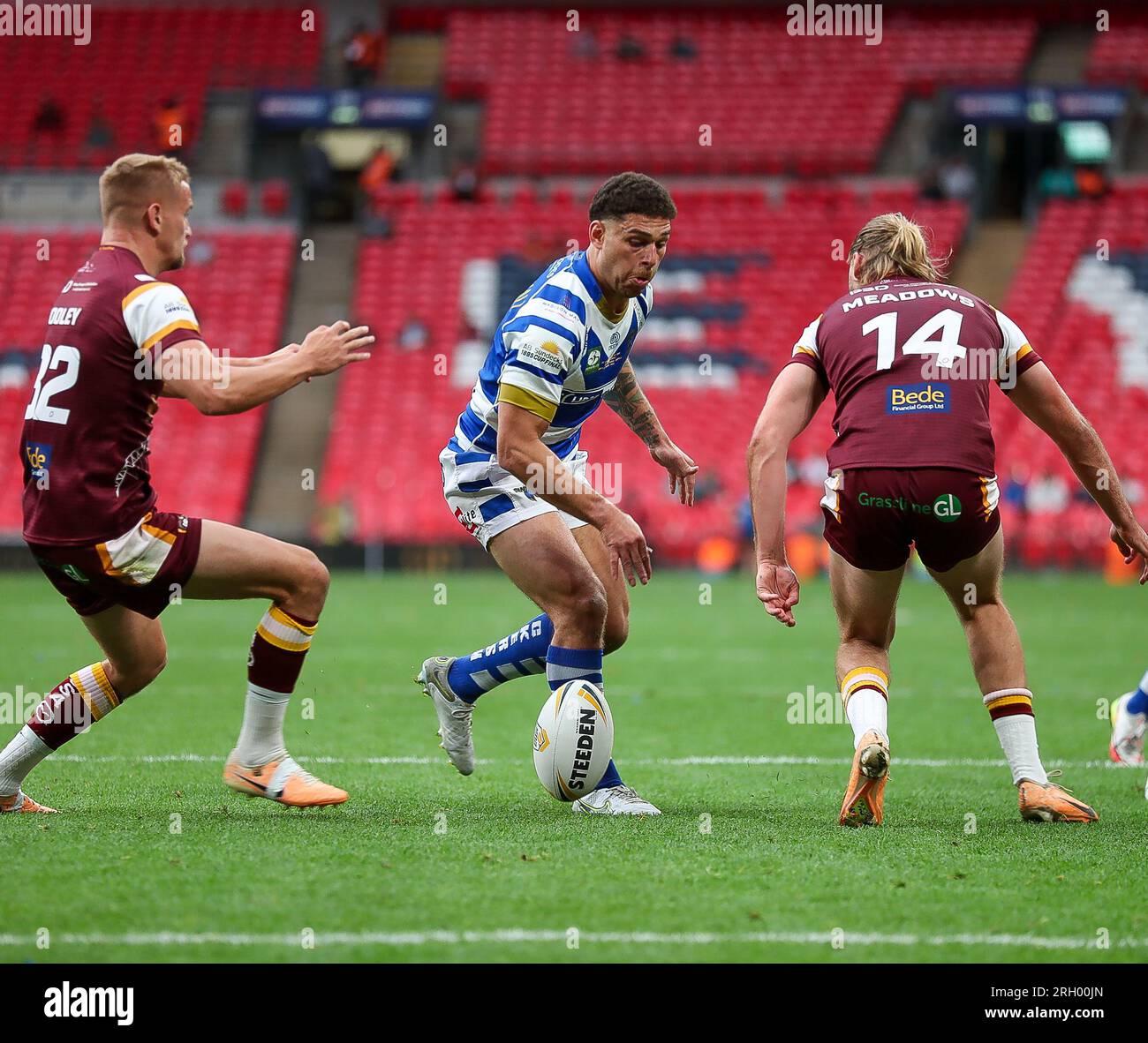 Halifax, Großbritannien. 12. Aug. 2023. James Woodburn Hall tritt für Halifax *** beim Betfred Championship Match zwischen Halifax Panthers und Featherstone Rover am 6. August 2023 im Shay Stadium, Halifax, Großbritannien, an. Foto von Simon Hall. Nur redaktionelle Verwendung, Lizenz für kommerzielle Verwendung erforderlich. Keine Verwendung bei Wetten, Spielen oder Veröffentlichungen von Clubs/Ligen/Spielern. Kredit: UK Sports Pics Ltd/Alamy Live News Stockfoto