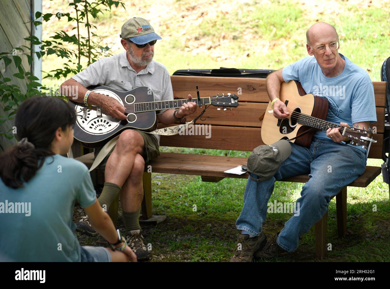 Musiker entspannen sich vor der Aufführung im Carter Fold, einem Veranstaltungsort für Country-Musik und Bluegrass-Musik in Maces Spring im ländlichen Südwesten Virginias. Stockfoto