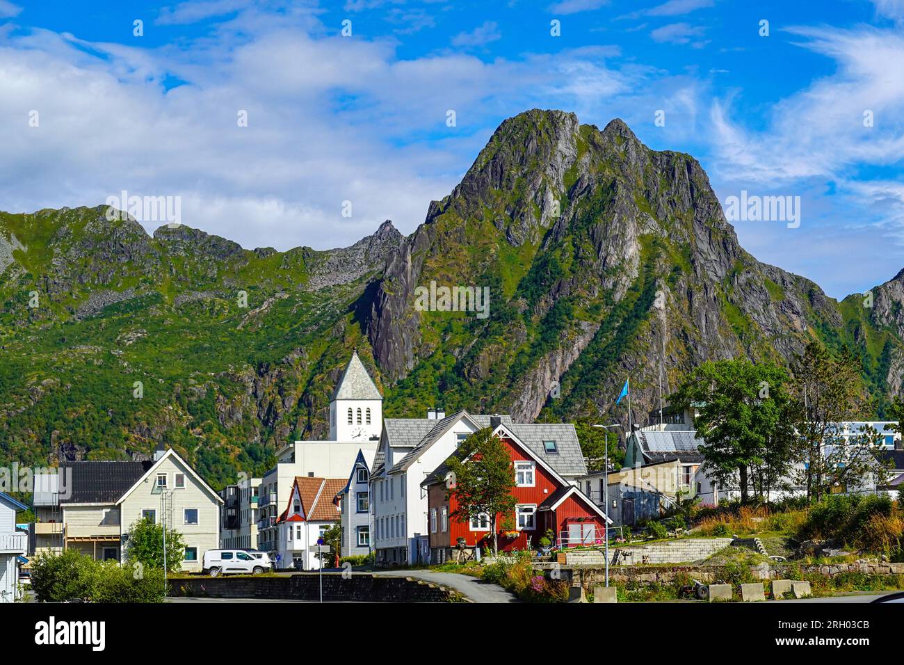 Große weiße Kirche in Svolvaer, Svolvær und die umliegenden Berge, Lofoten-Inseln, arktisches Norwegen, Arktis, Norwegen Stockfoto