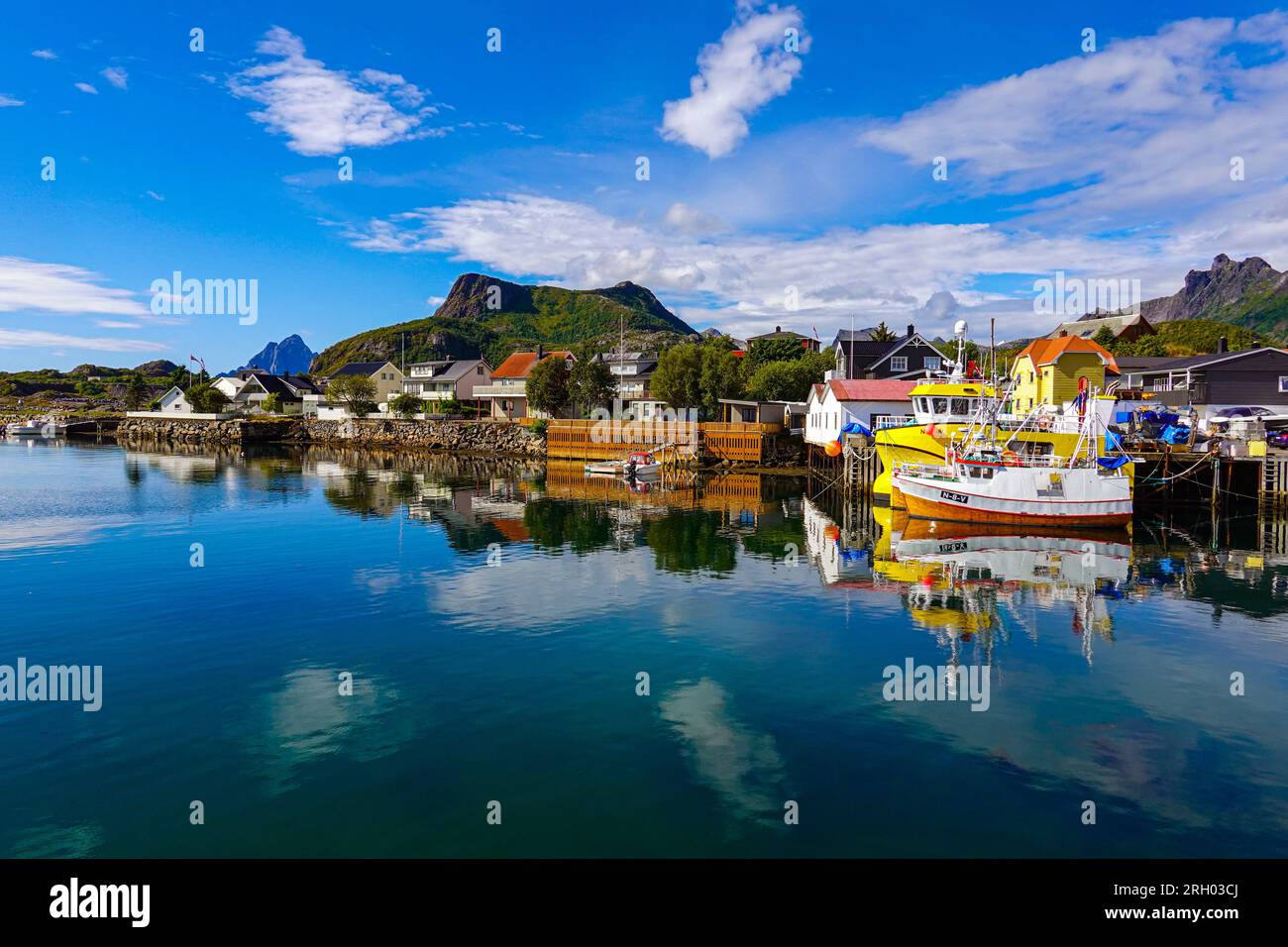 Farbenfrohe Fischerboote und Reflexionen in Svolvaer, Svolvær, Lofoten, Nordnorwegen, Arktis, Norwegen Stockfoto