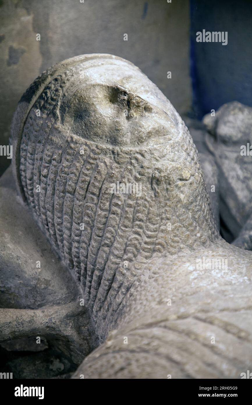 C. Gedenkstätte aus dem 13. Jahrhundert für Sir Walter de Dunstanville in der St. Andrew's Church, Castle Combe Village in Whiltshire Stockfoto