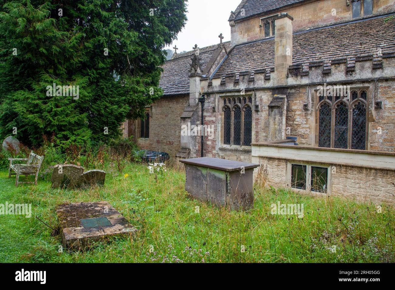 Gräber auf dem Friedhof der St. Andrew's Kirche, Schloss Combe Village in Whiltshire Stockfoto