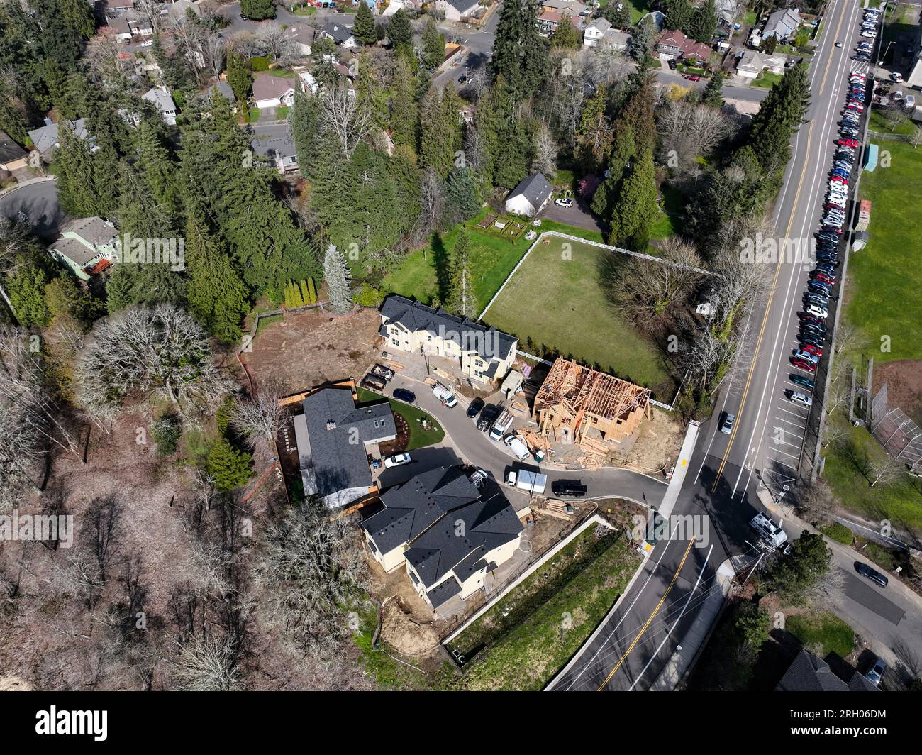 Luftaufnahmen von Wohnungen in Vorstädten um einen der letzten Ackerflächen in der Gegend. Stockfoto