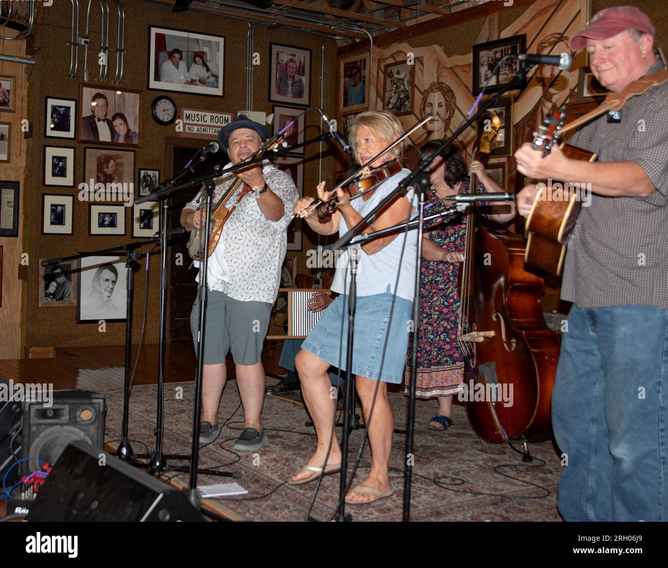 Im Carter Fold, einem Veranstaltungsort für Country-Musik und Bluegrass-Musik im ländlichen Südwesten Virginias, spielt eine Streicherband (Reftover Biscuits). Stockfoto