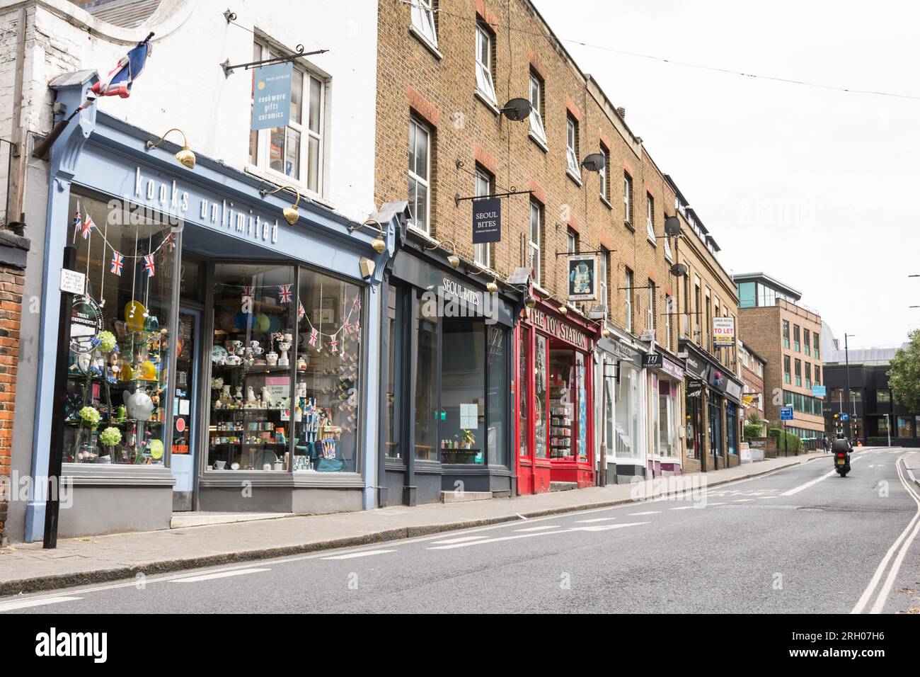 Kleine Geschäfte und Geschäfte in der Eton Street, Richmond, Surrey, TW9, England, UK Stockfoto