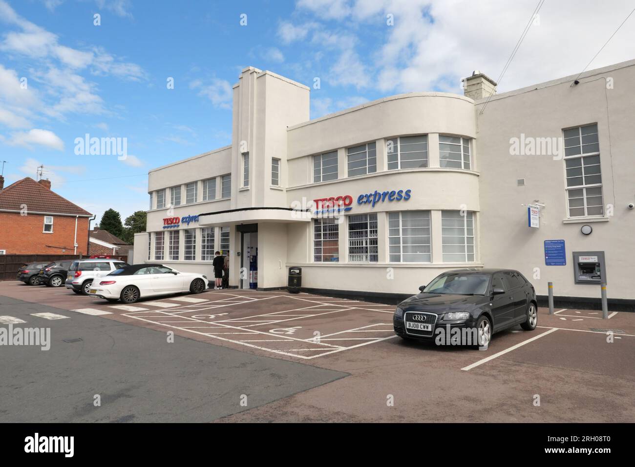 Blue Pool Tesco Express Littleover Derby UK. Klassisches Art Déco-Gebäude. Stockfoto