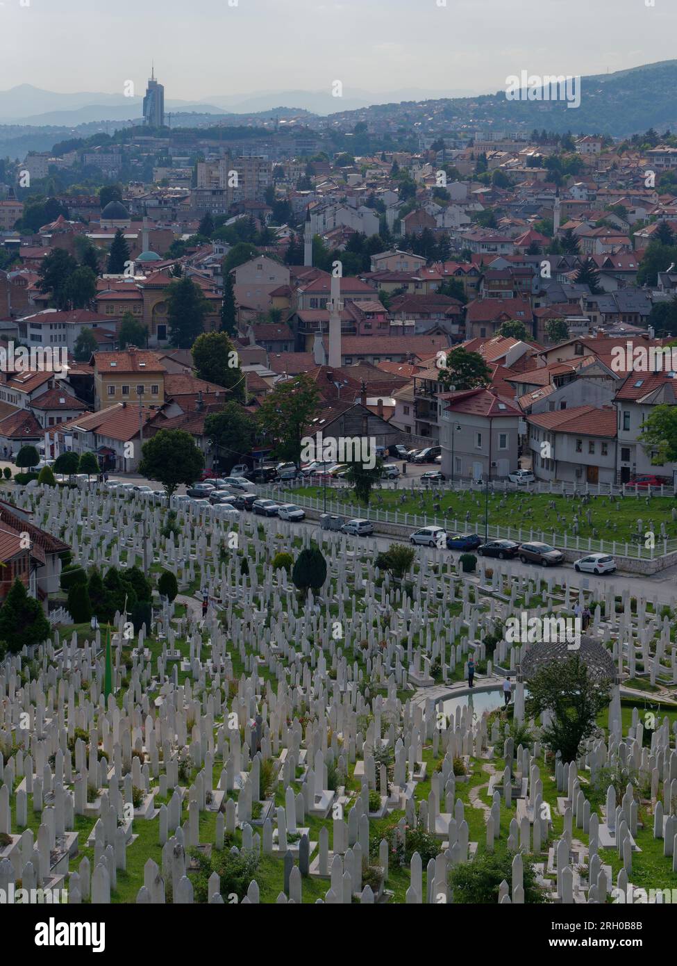 Erhöhter Blick auf einen Friedhof und die Stadt Sarajevo, Bosnien und Herzegowina, 12. August 2023. Stockfoto
