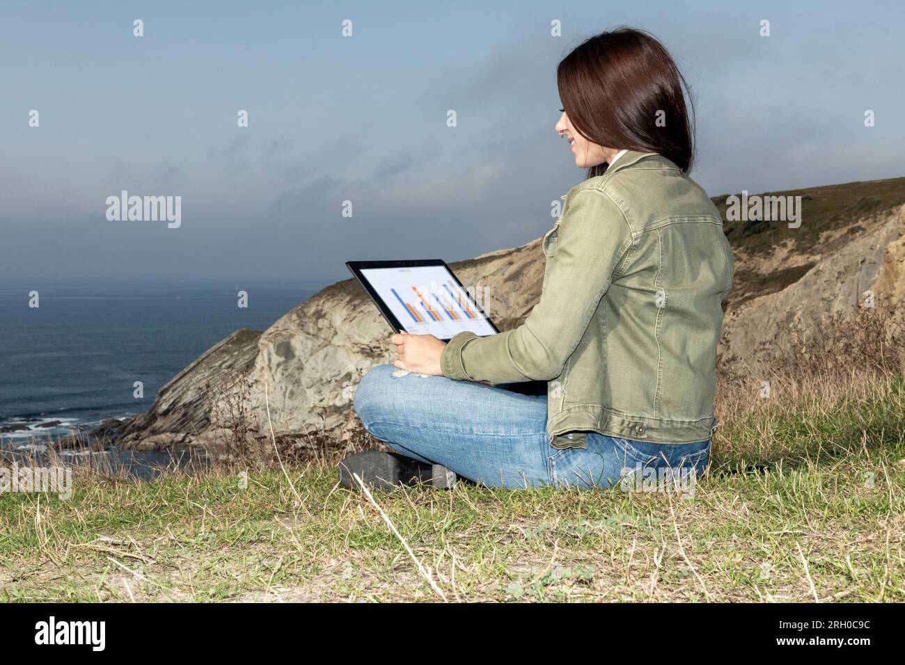 Remote-Arbeit: Produktive Laptop-Sitzung einer naturnahen arbeitenden Frau Stockfoto