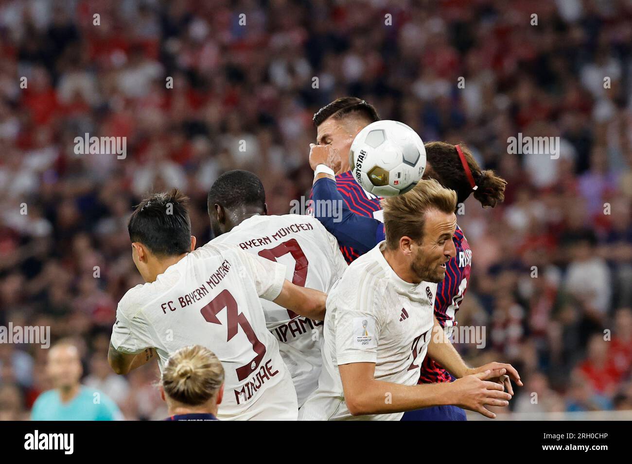 München, Deutschland. 12. Aug. 2023. Fußball: DFL Supercup, FC Bayern München - RB Leipzig in der Allianz Arena. Yussuf Poulsen (r) von Leipzig gegen Harry Kane (r/bottom) von Bayern. WICHTIGER HINWEIS: Gemäß den Anforderungen der DFL Deutsche Fußball Liga und des DFB Deutscher Fußball-Bund ist es verboten, im Stadion aufgenommene Fotos und/oder das Spiel in Form von Sequenzbildern und/oder videoähnlichen Fotoserien zu verwenden oder verwenden zu lassen. Kredit: Daniel Löb/dpa/Alamy Live News Stockfoto