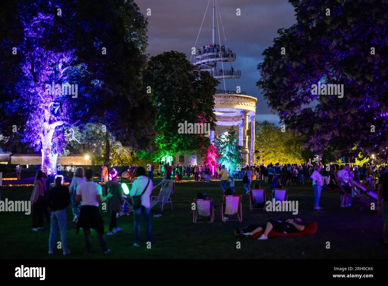 Erfurt, Deutschland. 12. Aug. 2023. Tausende von Menschen besuchen Egapark für das Lichterfest. Zahlreiche Lichtobjekte und fantasievolle Beleuchtung verwandeln den Gartenpark in eine besondere Atmosphäre in den Abendstunden. Kredit: Michael Reichel/dpa/Alamy Live News Stockfoto