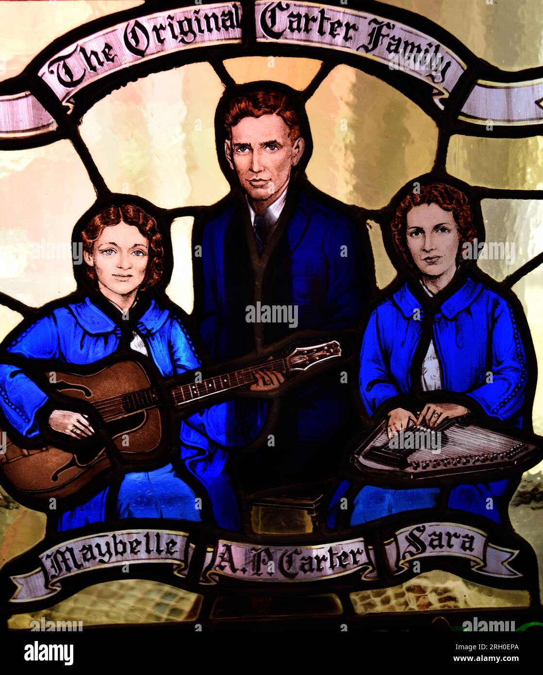 Ein Buntglasfenster Porträt der Pioniere der Landmusik The Carter Family im Carter Family Museum in Maces Spring, Virginia (siehe Zusatz. Info) Stockfoto