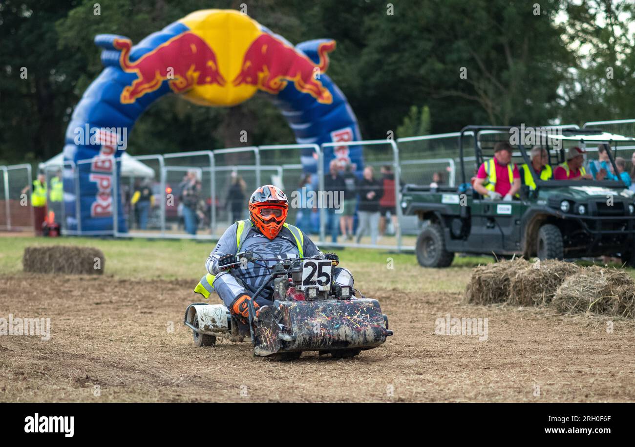 Ein Rasenmäher-Rennfahrer im BLMRA 500, ein 500 km langer Rasenmäher im Le Mans-Stil über Nacht auf einem Feld in West Sussex, Großbritannien. Die British Lawn Mower Racing Association veranstaltet samstags/sonntags ihr 50.-jähriges 12-stündiges Rennen mit 52 Teams, jeweils mit drei Fahrern. Stockfoto