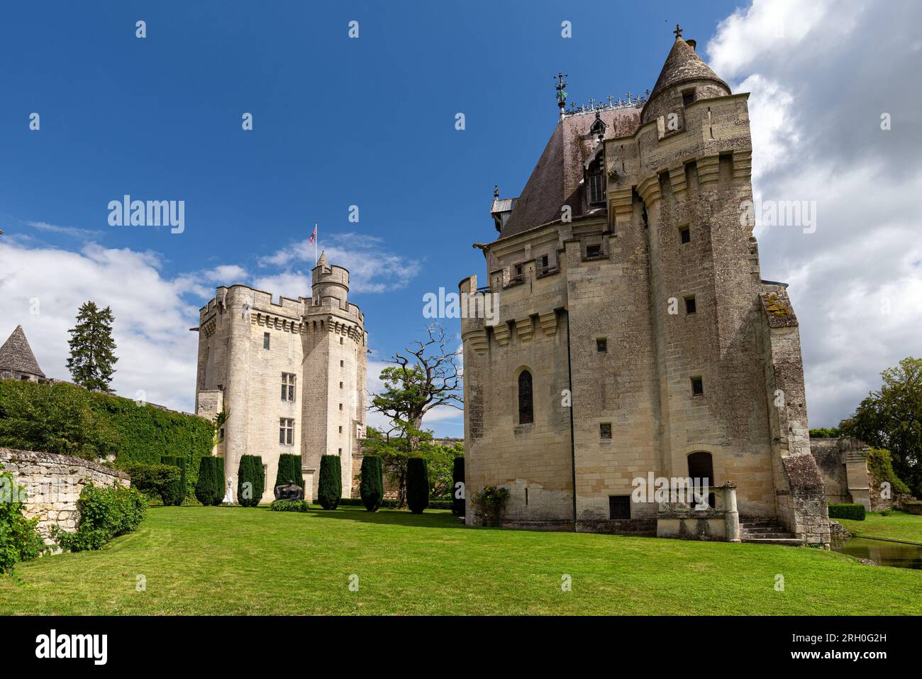 Donjon de Vez, eine imposante Festung, die bereits 1906 als „Monument Historique“ klassifiziert wurde und über dem Tal der Automne im Departement Oise thront. Stockfoto