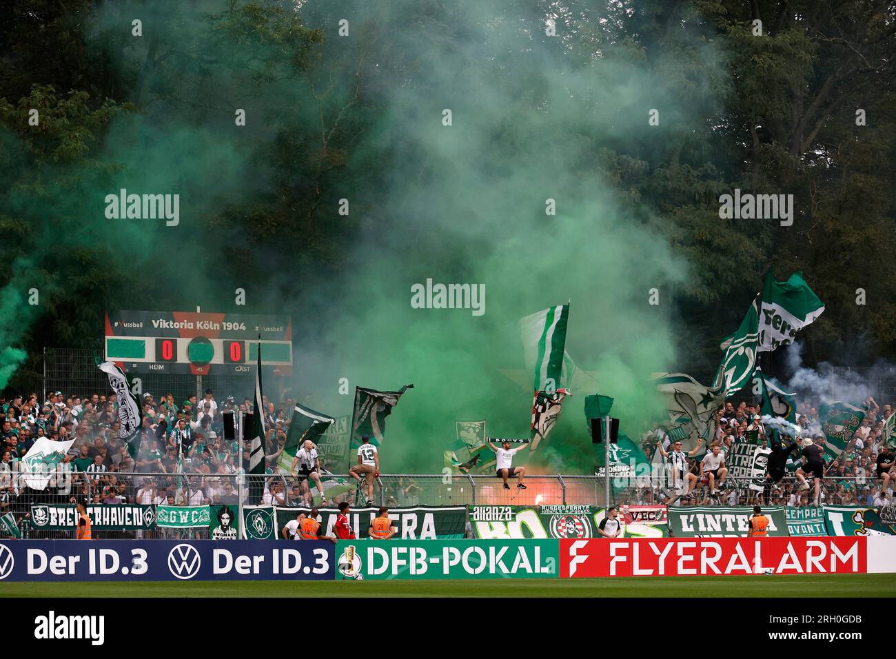 Köln, Deutschland, DFB-Pokal, 1. Runde FC Viktoria Köln : SV Werder Bremen 3-2 Uhr 12.08.2023 im Sportpark Höhenberg in Köln Bremer Ultra Fans zünden Pyrotechnik vor dem Anpfiff Foto: Norbert Schmidt, Düsseldorf Stockfoto