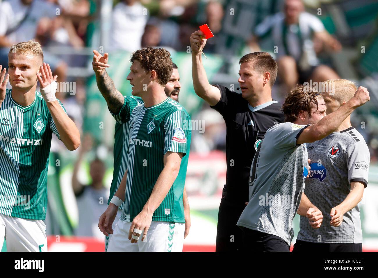 Köln, Deutschland, DFB-Pokal, 1. Runde FC Viktoria Köln : SV Werder Bremen 3-2 am 12.08.2023 im Sportpark Höhenberg in Köln Schiedsrichter Frank WILLENBORG 3.v.re.- zeigt Amos PIEPER (BRE) li.- die rote Karte Foto: Norbert Schmidt, Düsseldorf Stockfoto