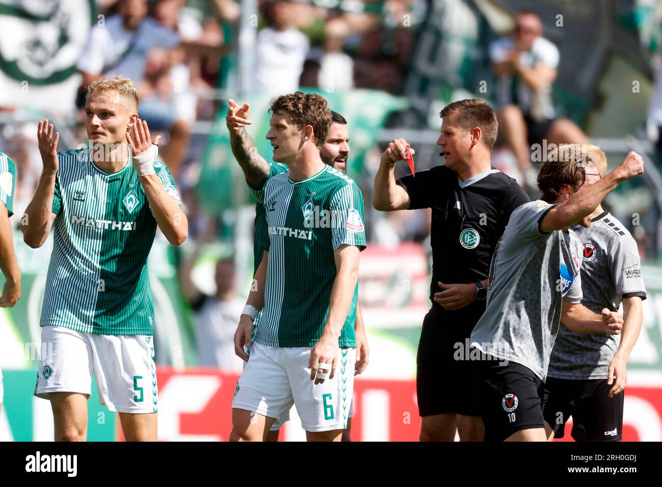 Köln, Deutschland, DFB-Pokal, 1. Runde FC Viktoria Köln : SV Werder Bremen 3-2 am 12.08.2023 im Sportpark Höhenberg in Köln Schiedsrichter Frank WILLENBORG 3.v.re.- zeigt Amos PIEPER (BRE) li.- die rote Karte Foto: Norbert Schmidt, Düsseldorf Stockfoto