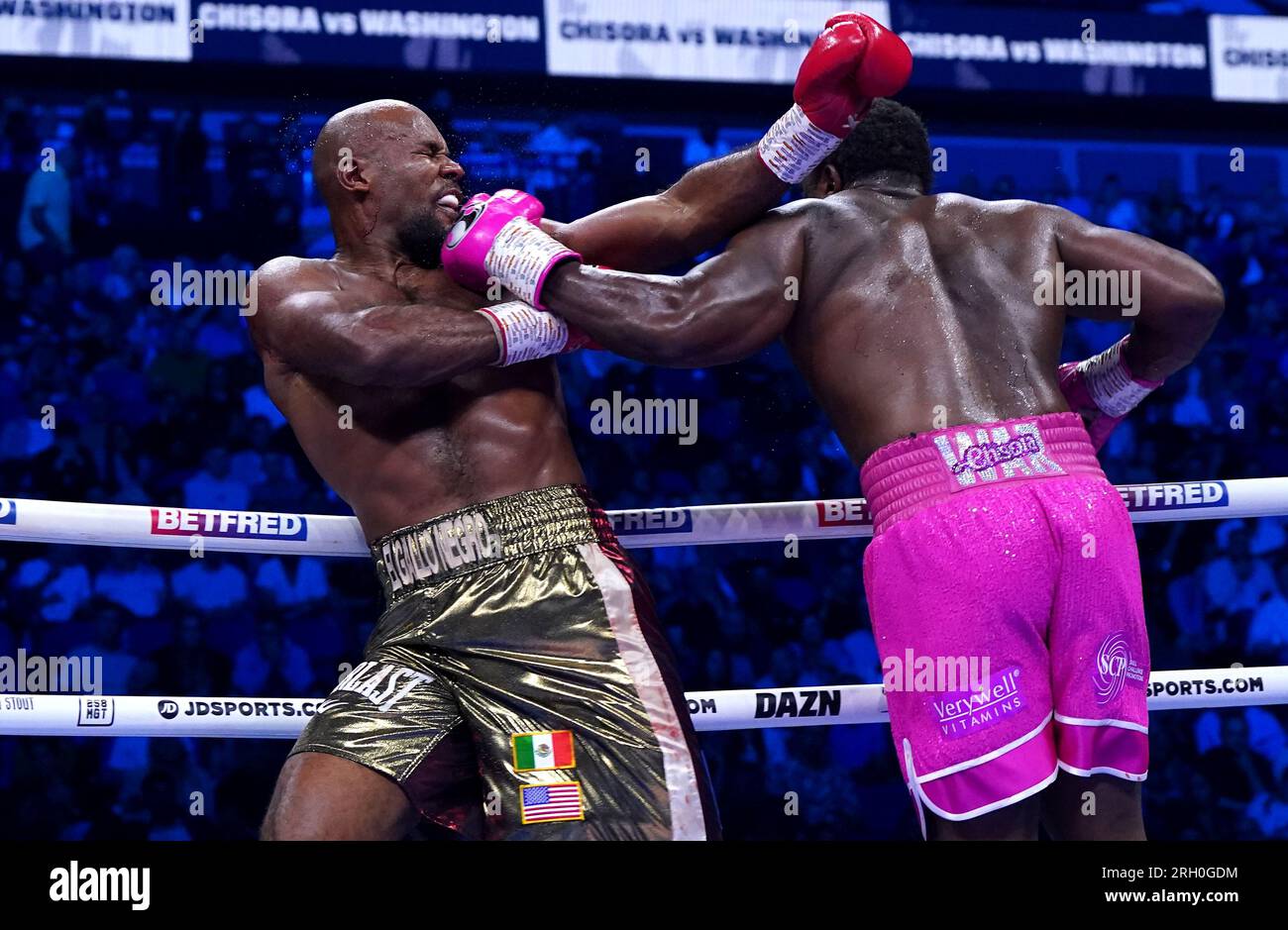 Derek Chisora (rechts) in Aktion gegen Gerald Washington im internationalen Schwergewichtswettbewerb in der O2 Arena, London. Foto: Samstag, 12. August 2023. Stockfoto