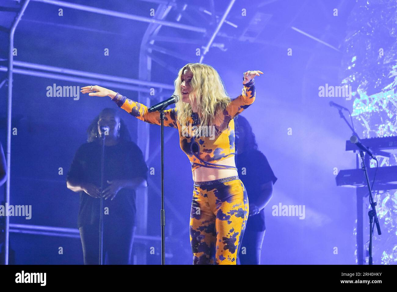 Walton on the Hill, Surrey, Großbritannien. 12. Aug. 2023. Ellie Goulding, Stars auf der Festivalbühne nach dem Spiel am dritten Tag der AIG Women's Open im Walton Heath Golf Club (organisiert vom Royal & Ancient Golf Club of St. Andrews - R&A Credit: Motofoto/Alamy Live News Stockfoto