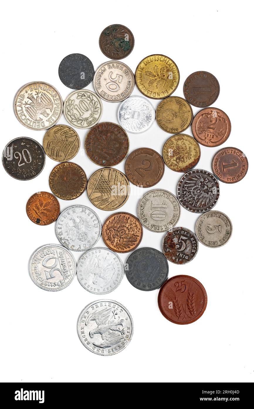 Alte deutsche Münzen, Messing, Kupfer, Aluminium und mehr aus der Zeit vor und nach dem Krieg Stockfoto