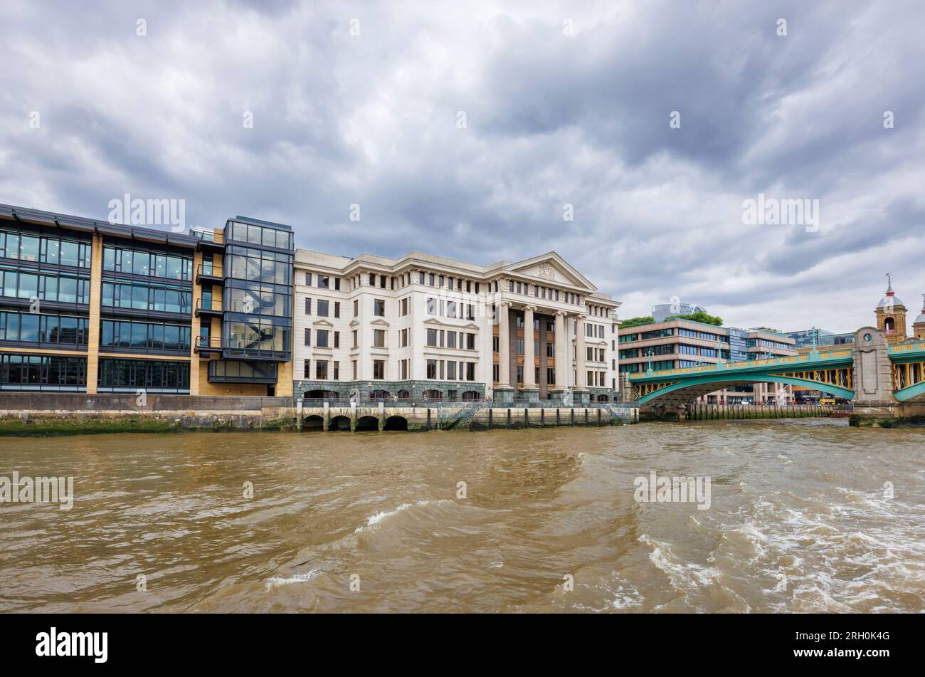 Blick auf die säulenförmige Fassade der berühmten Vintners' Hall, die 1671 an der Southwark Bridge am Nordufer der Themse, London EC4, erbaut wurde Stockfoto