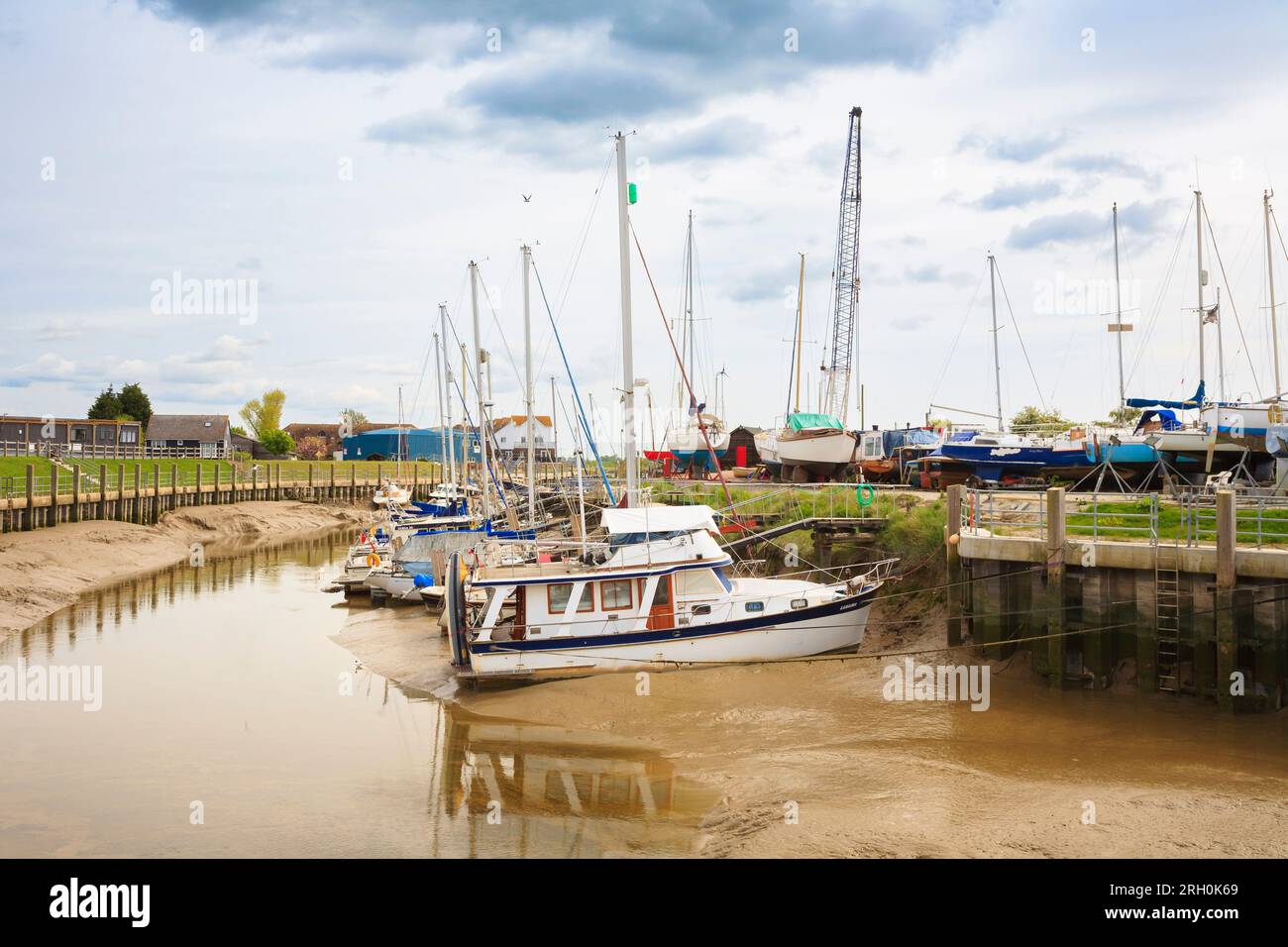 Boote, die bei Ebbe am Schlammufer auf dem Rother am Rye Harbour, einem kleinen Küstendorf in der Nähe von Rye Town in East Sussex, vor Anker liegen Stockfoto