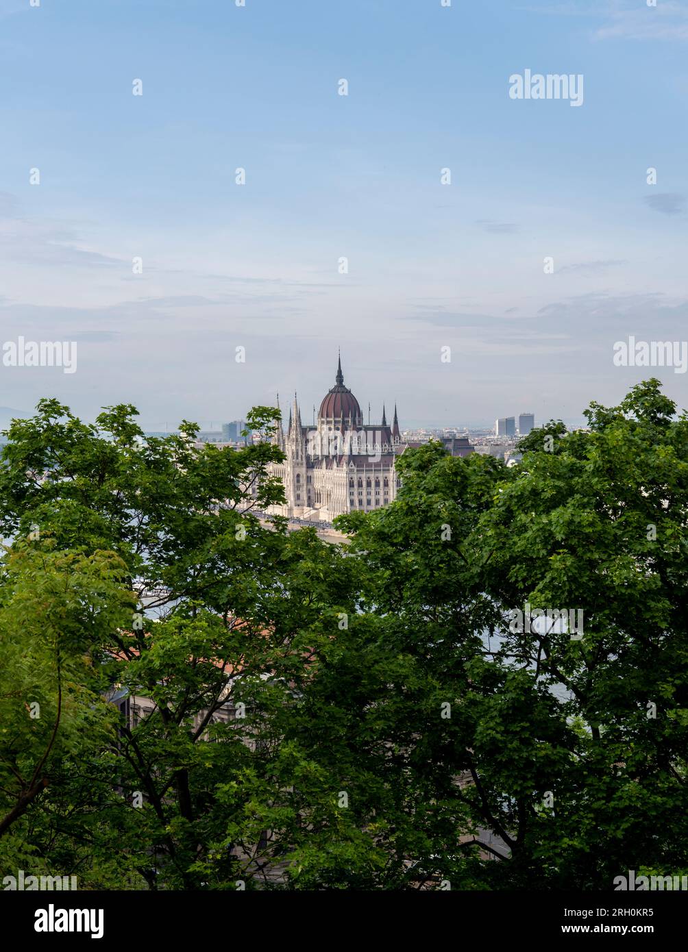 Ungarns Parlamentsgebäude hinter den Bäumen Stockfoto