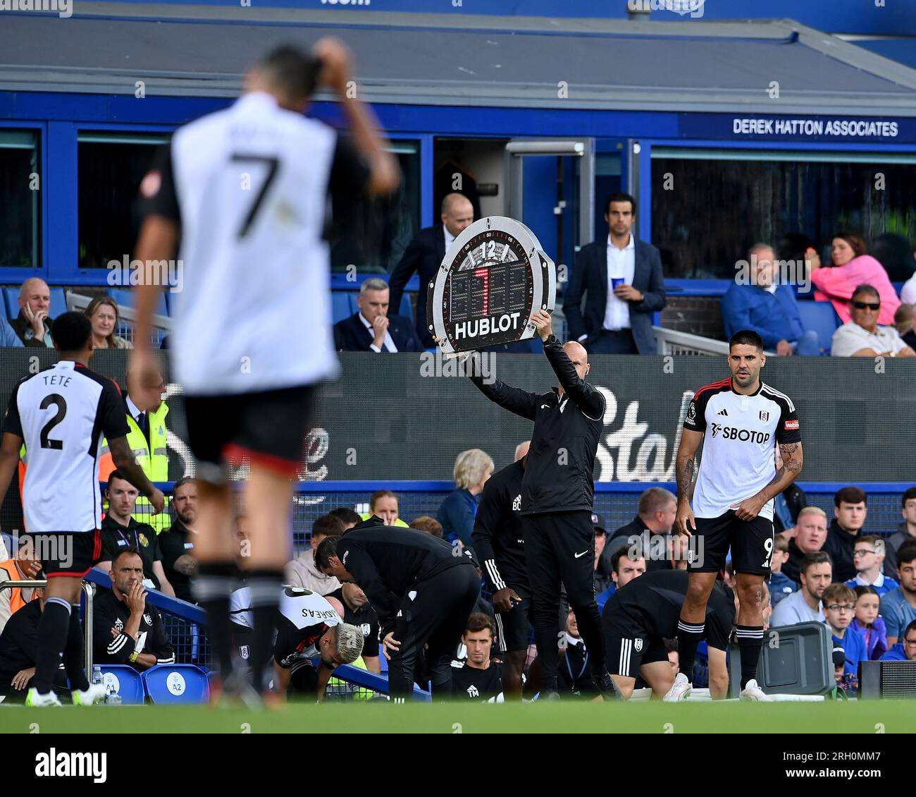 Liverpool, Großbritannien. 12. Aug. 2023. Raúl Jiménez aus Fulham wird während des Premier League-Spiels im Goodison Park, Liverpool, für Aleksandar Mitrović aus Fulham abgelegt. Das Bild sollte lauten: Gary Oakley/Sportimage Credit: Sportimage Ltd/Alamy Live News Stockfoto