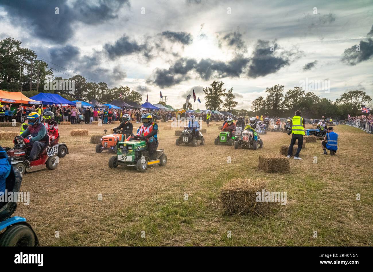 Die Fahrer von Rasenmähern starten am Anfang des BLMRA 500, einem 500 km langen Rennen im Le Mans-Stil über Nacht auf einem Feld in West Sussex, Großbritannien. Die British Lawn Mower Racing Association veranstaltet samstags/sonntags ihr 50.-jähriges 12-stündiges Rennen mit 52 Teams, jeweils mit drei Fahrern. Stockfoto
