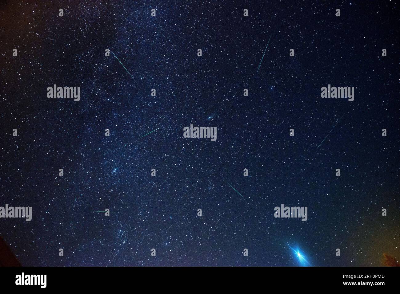 TUHINJ-TAL, SLOWENIEN - 12. AUGUST 2023: Perseid-Meteoritenschauer am Abendhimmel vom Tuhinj-Tal in Slowenien Stockfoto