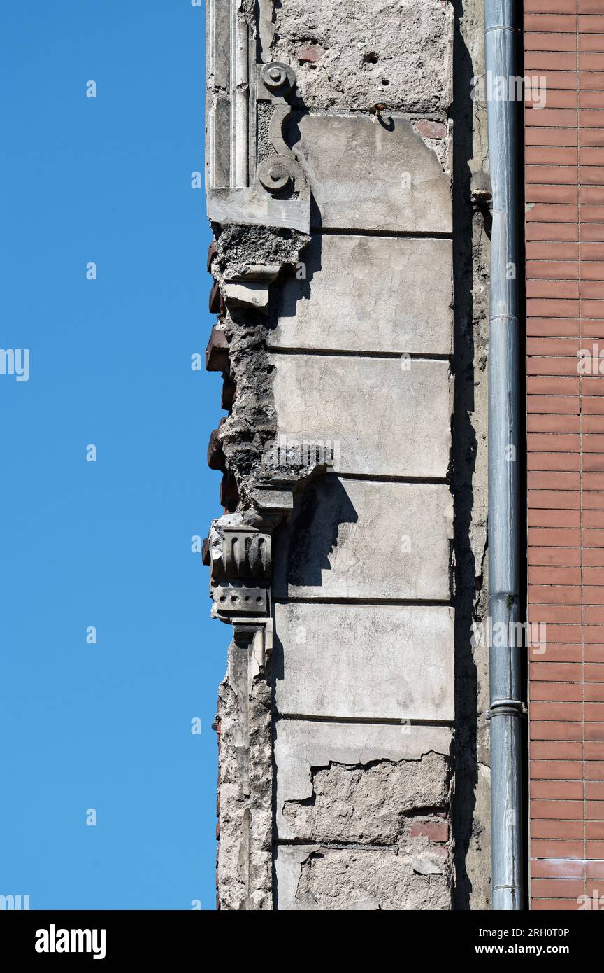 Überreste einer beschädigten Fassade an einer noch bestehenden Gebäudelücke aus dem Zweiten Weltkrieg in köln Stockfoto