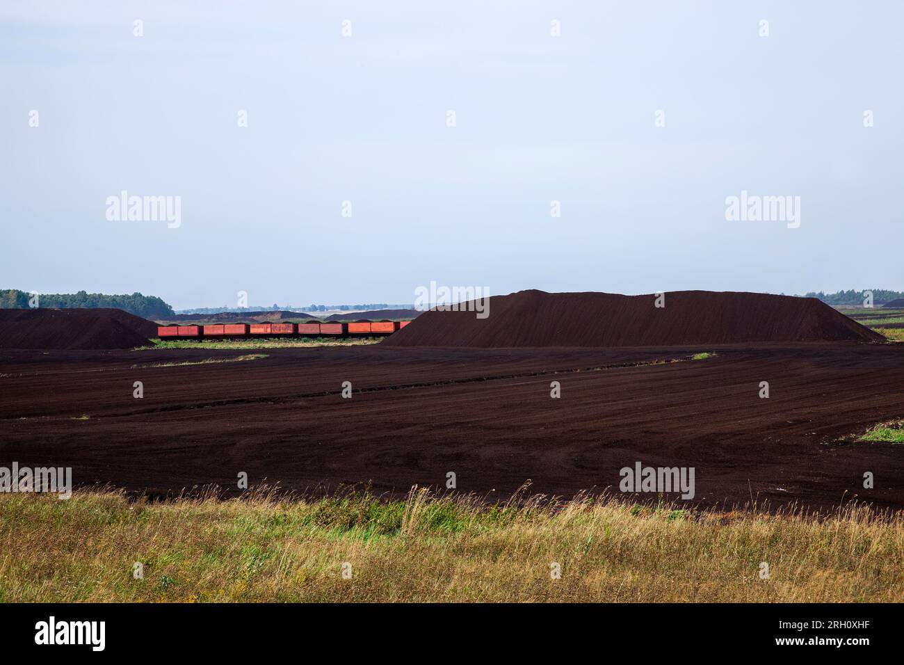 Industriegebiet, in dem schwarzer Torf abgebaut wird, Landschaft in der Natur auf dem Gebiet der Torfgewinnung Stockfoto