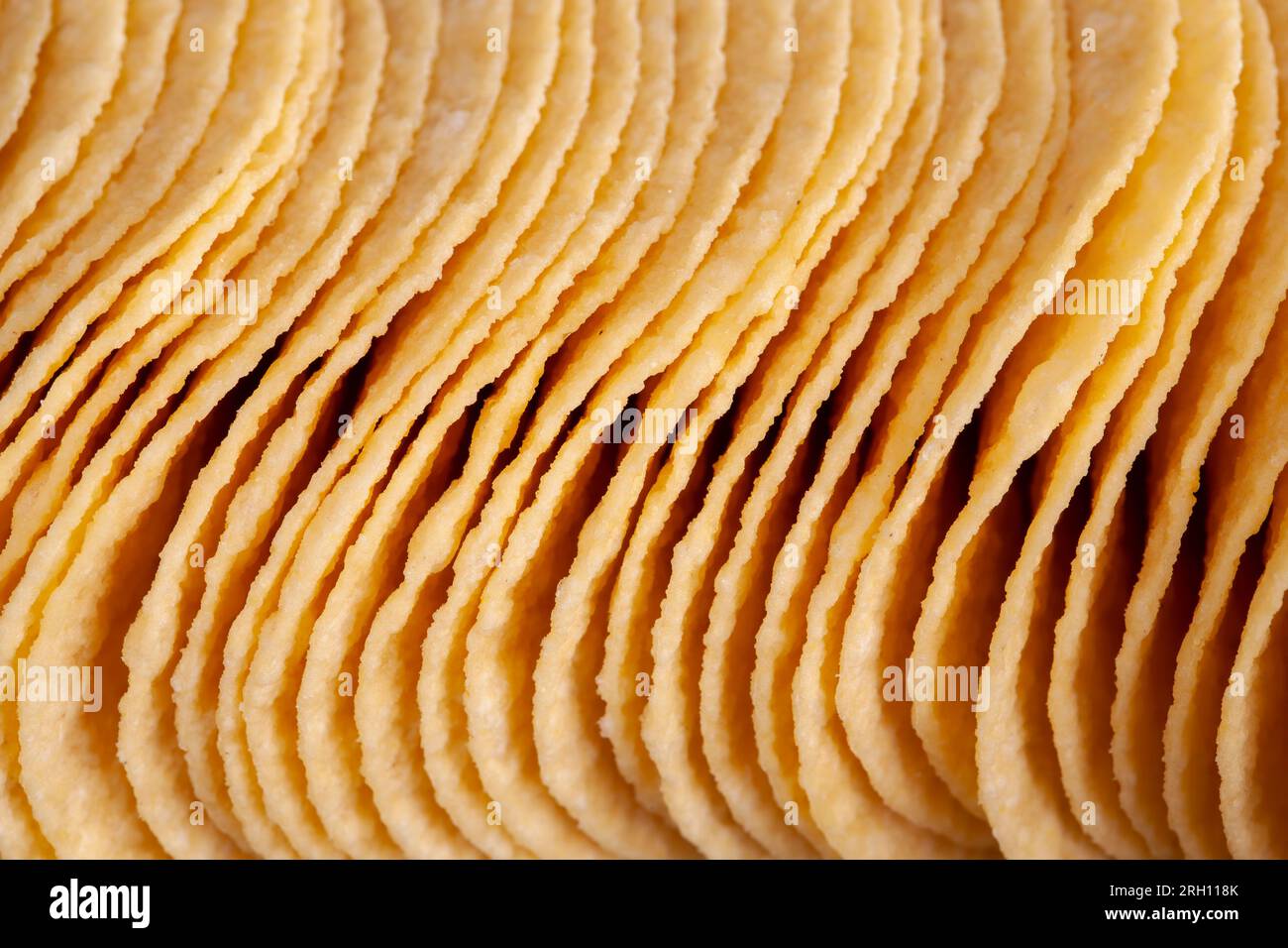 Knusprige Kartoffelchips mit Gewürzen, einige knusprige natürliche Kartoffelchips ohne Verpackung Stockfoto