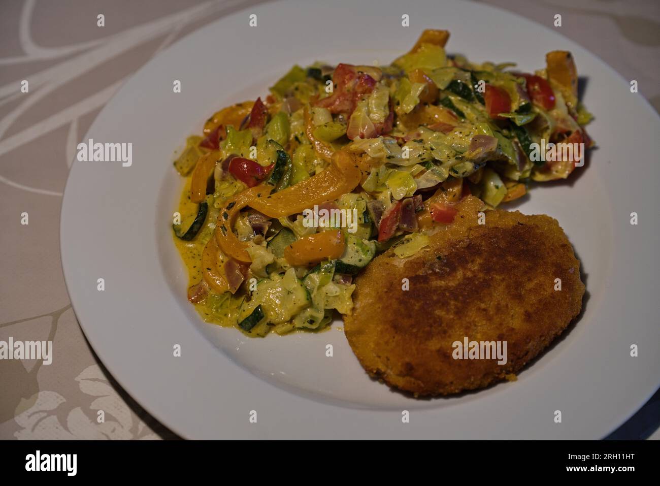 Veganes Schnitzel mit Gemüsemix Stockfoto