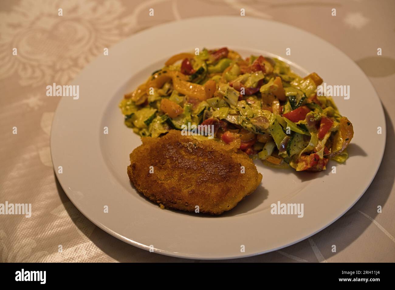 Veganes Schnitzel mit Gemüsemix Stockfoto