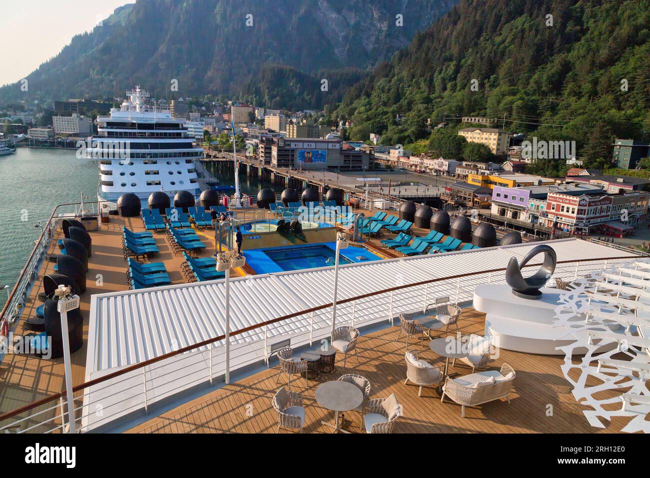 Hafen von Juneau, Karneval Panorama Kreuzfahrtschiff „Luminosa“ (Vordergrund) PM Licht, Blick auf Touristenattraktionen, Gastineau Channel, Alaska. Stockfoto