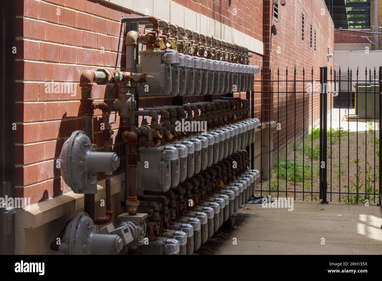 Gaszähler vor dem Wohnungsgebäude. Chicago, Illinois. Stockfoto