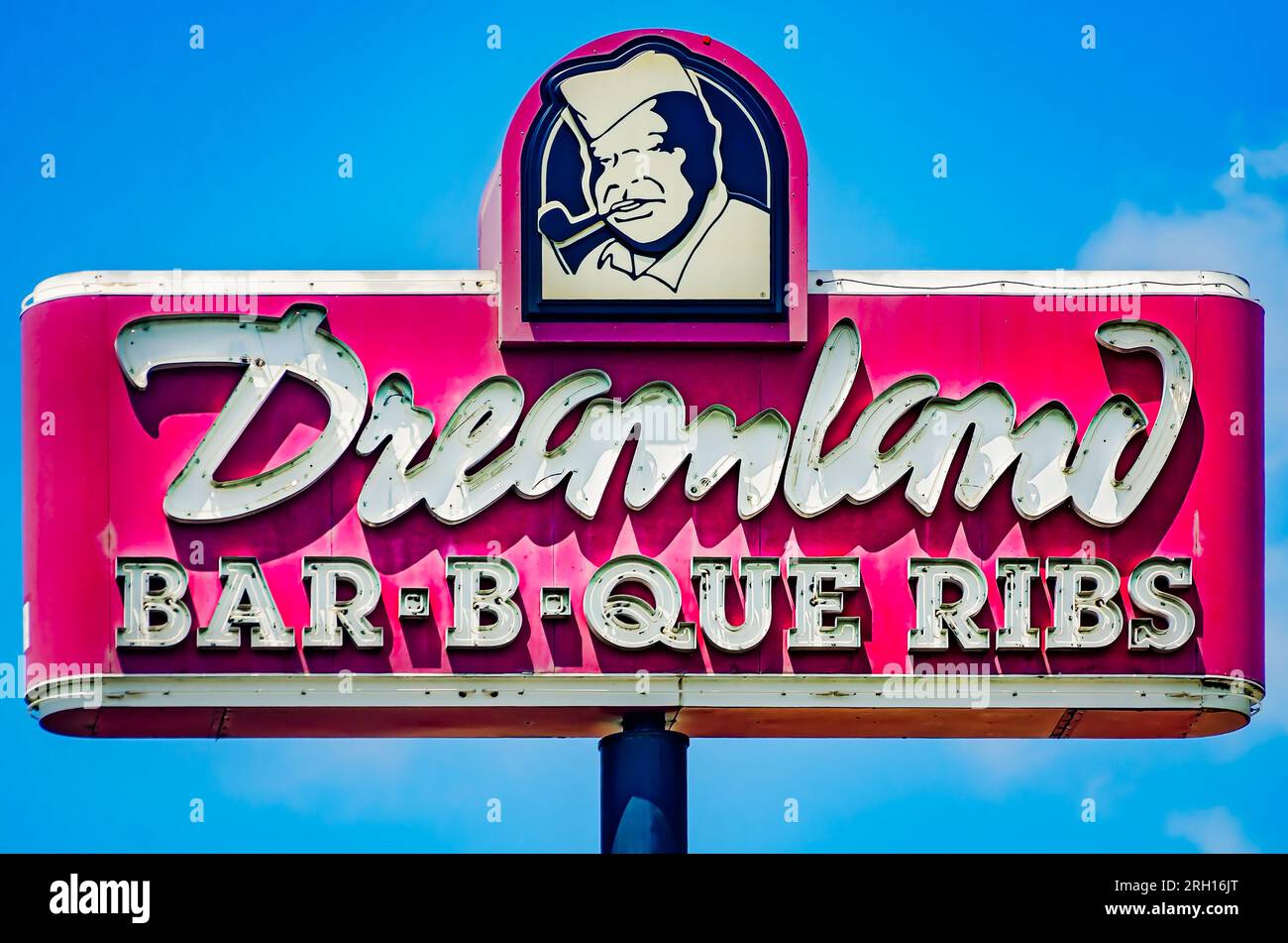 Dreamland Bar-B-Que Ribs wird am 12. August 2023 auf einem Neonschild in Mobile, Alabama, beworben. Dreamland BBQ wurde 1958 in Tuscaloosa, Alabama, gegründet. Stockfoto