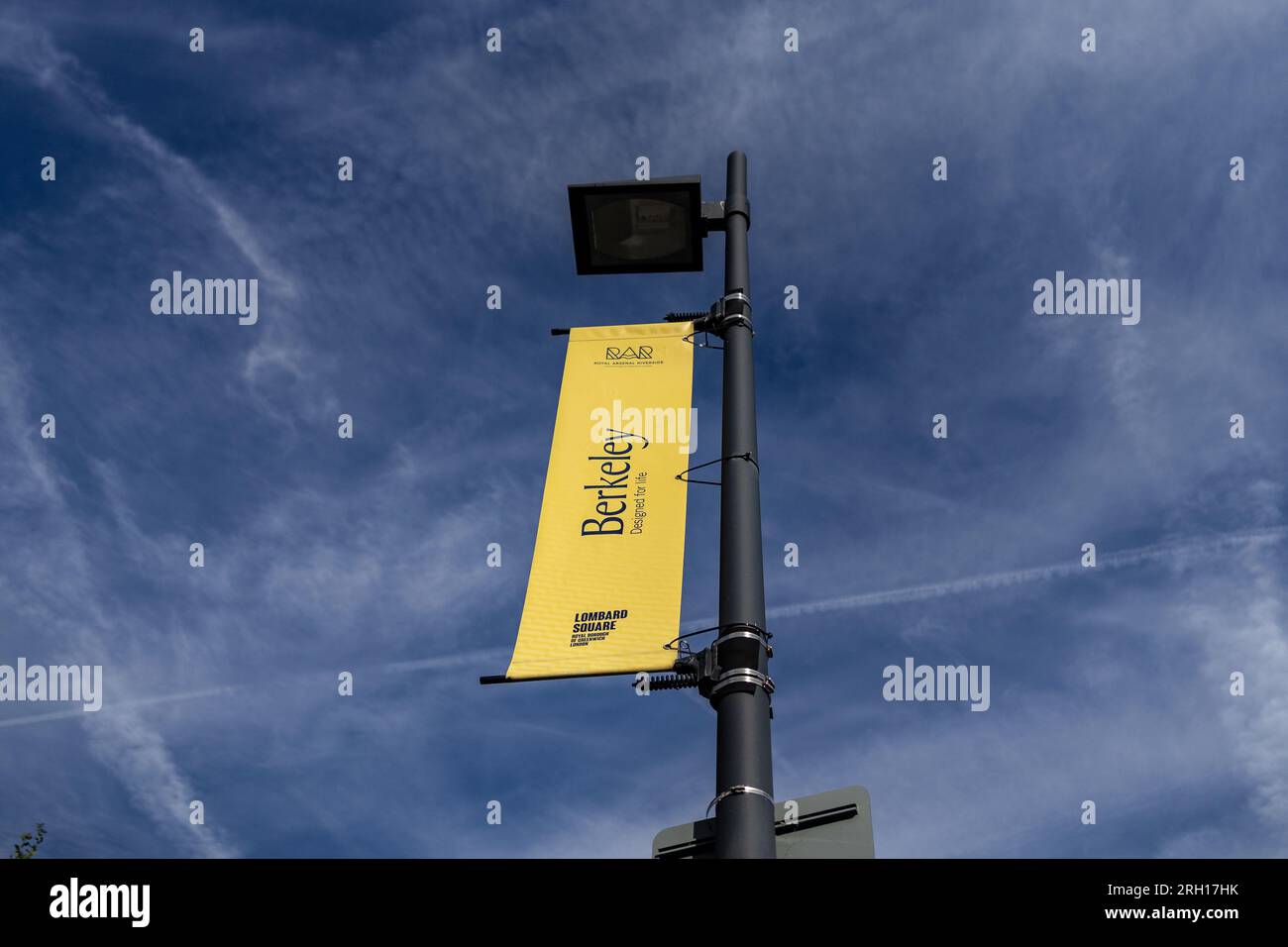 London, Großbritannien. 12. Aug. 2023. Das Banner der Berkeley Group Holdings plc ist ein britischer Immobilienentwickler und Hausbauer und wird in London gesehen. Kredit: SOPA Images Limited/Alamy Live News Stockfoto