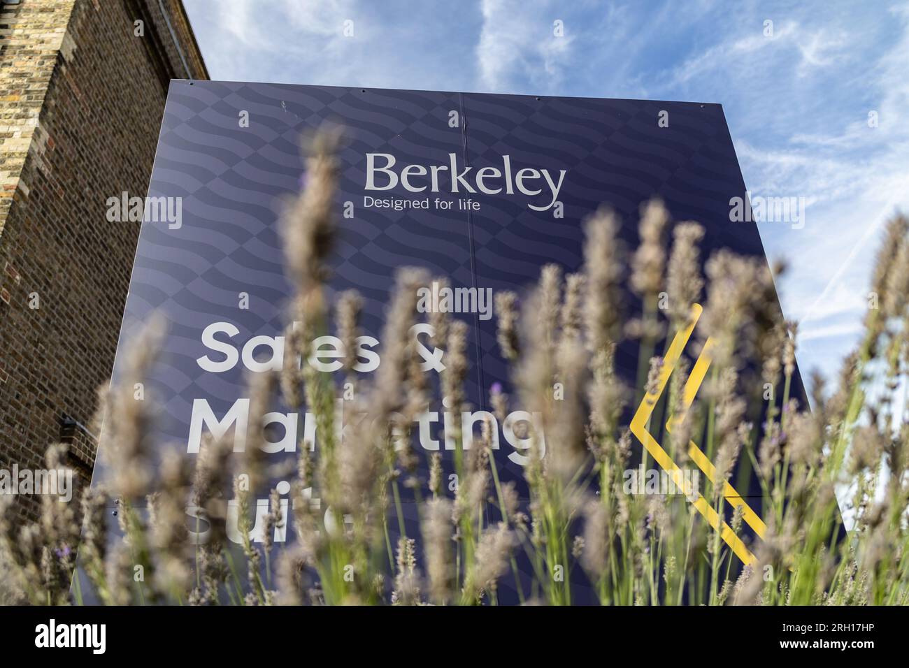 London, Großbritannien. 12. Aug. 2023. Das Logo der Berkeley Group Holdings plc ist ein britischer Immobilienentwickler und Hausbauer und wird in London gesehen. Kredit: SOPA Images Limited/Alamy Live News Stockfoto
