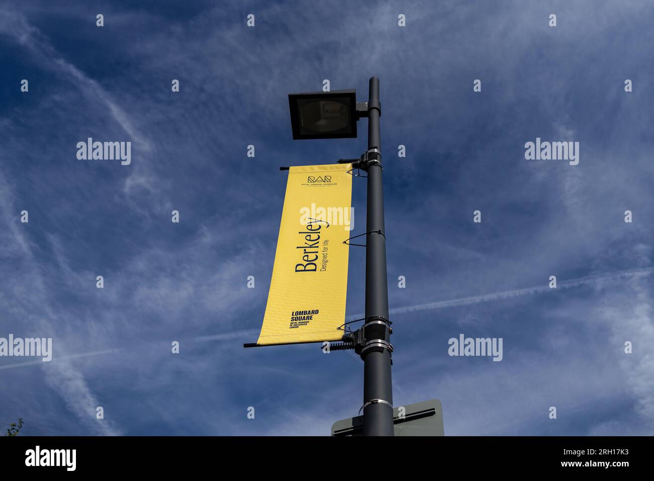 London, Großbritannien. 12. Aug. 2023. Das Banner der Berkeley Group Holdings plc ist ein britischer Immobilienentwickler und Hausbauer und wird in London gesehen. (Foto: May James/SOPA Images/Sipa USA) Guthaben: SIPA USA/Alamy Live News Stockfoto