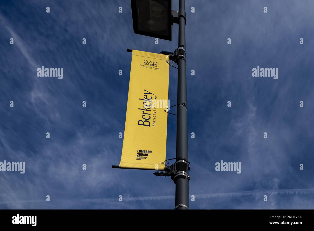 London, Großbritannien. 12. Aug. 2023. Das Banner der Berkeley Group Holdings plc ist ein britischer Immobilienentwickler und Hausbauer und wird in London gesehen. (Foto: May James/SOPA Images/Sipa USA) Guthaben: SIPA USA/Alamy Live News Stockfoto