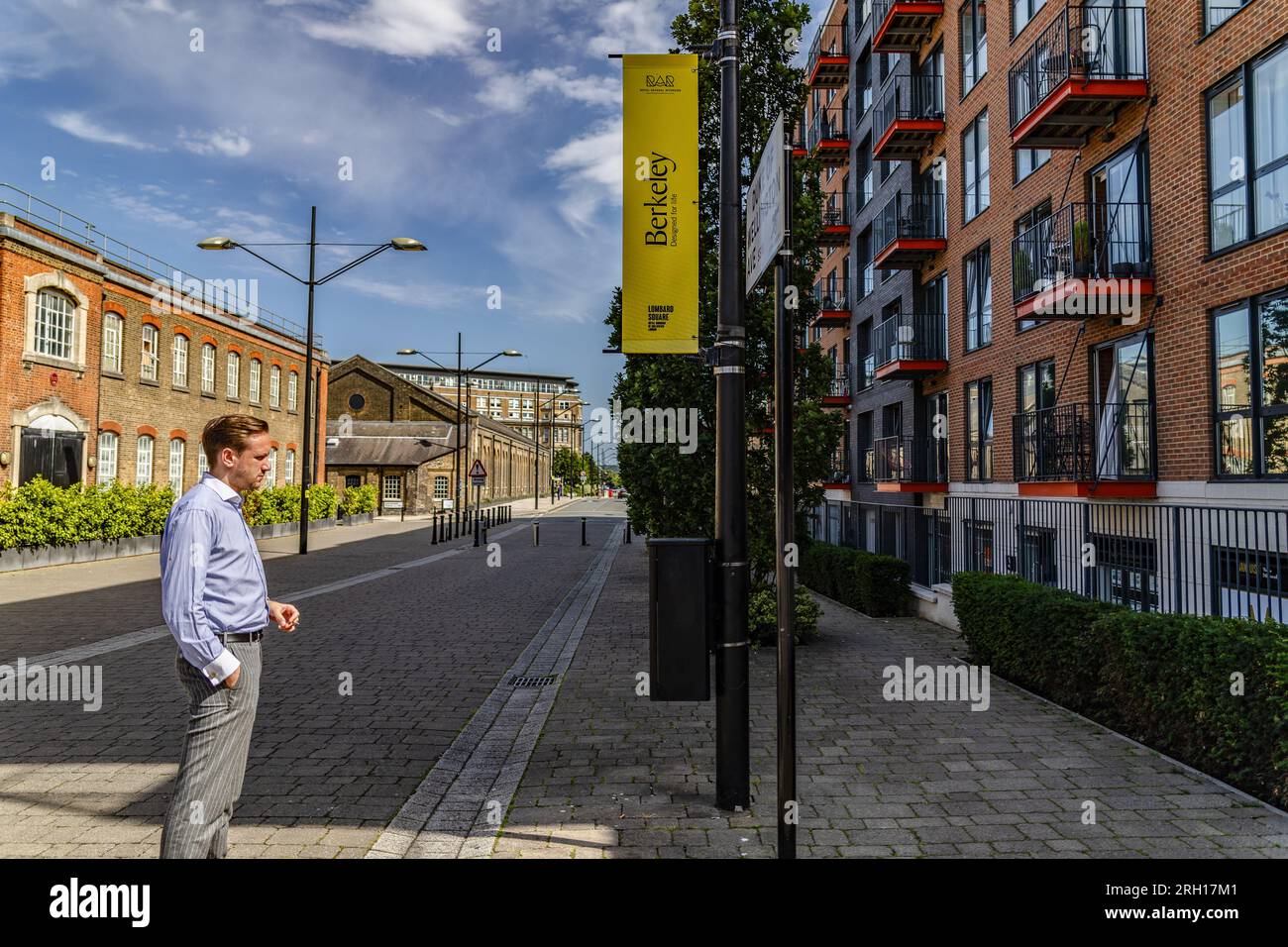 London, Großbritannien. 10. Aug. 2023. Ein Mann steht neben dem Banner der Berkeley Group Holdings plc, einem britischen Immobilienentwickler und Hausbauer, in London. (Foto: May James/SOPA Images/Sipa USA) Guthaben: SIPA USA/Alamy Live News Stockfoto