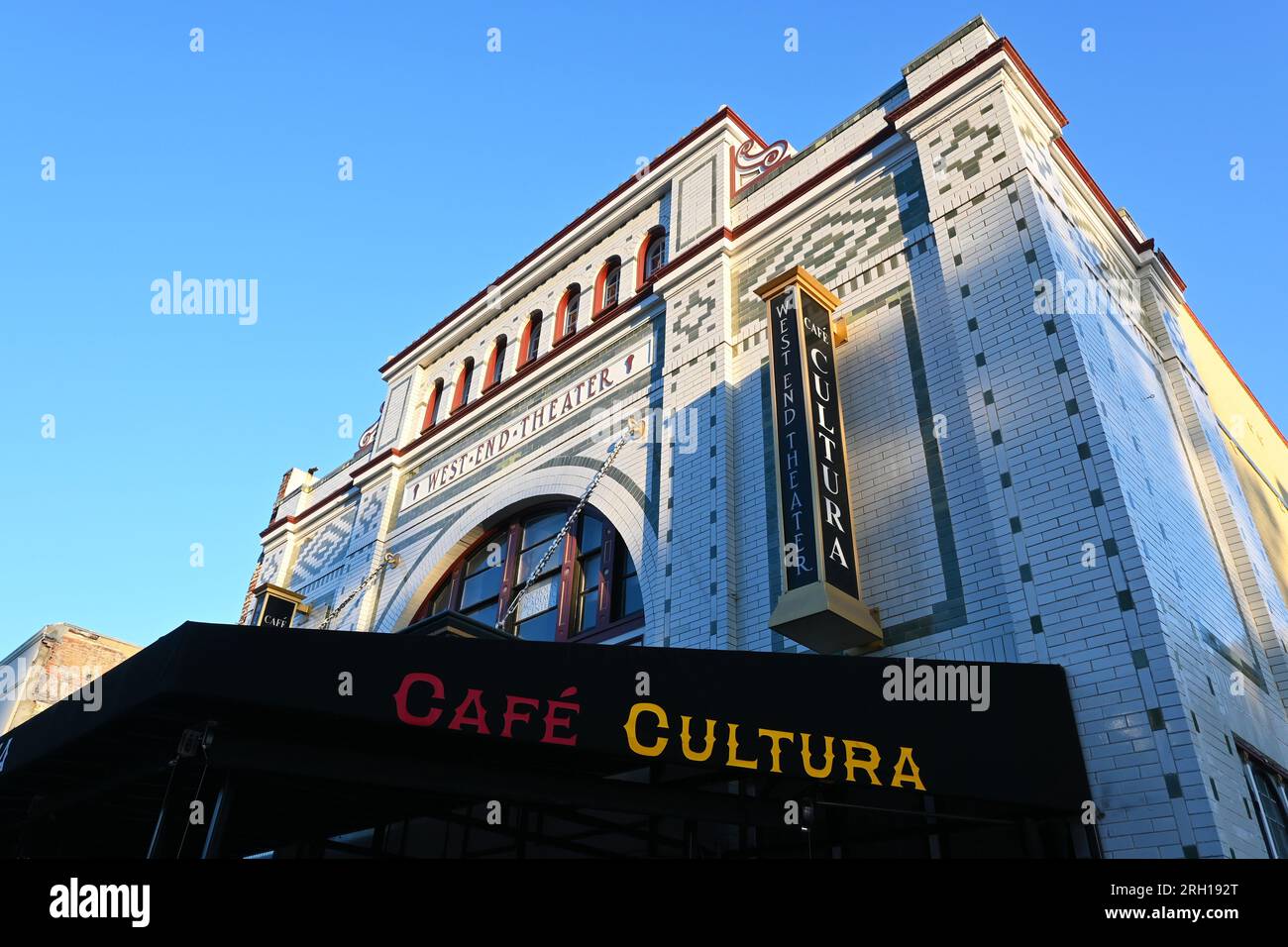 SANTA ANA, KALIFORNIEN - 24. JULI 2023: Schließung des Cafe Cultura im alten West End Theater-Gebäude auf der 4. Street in Downtown Santa Ana. Stockfoto