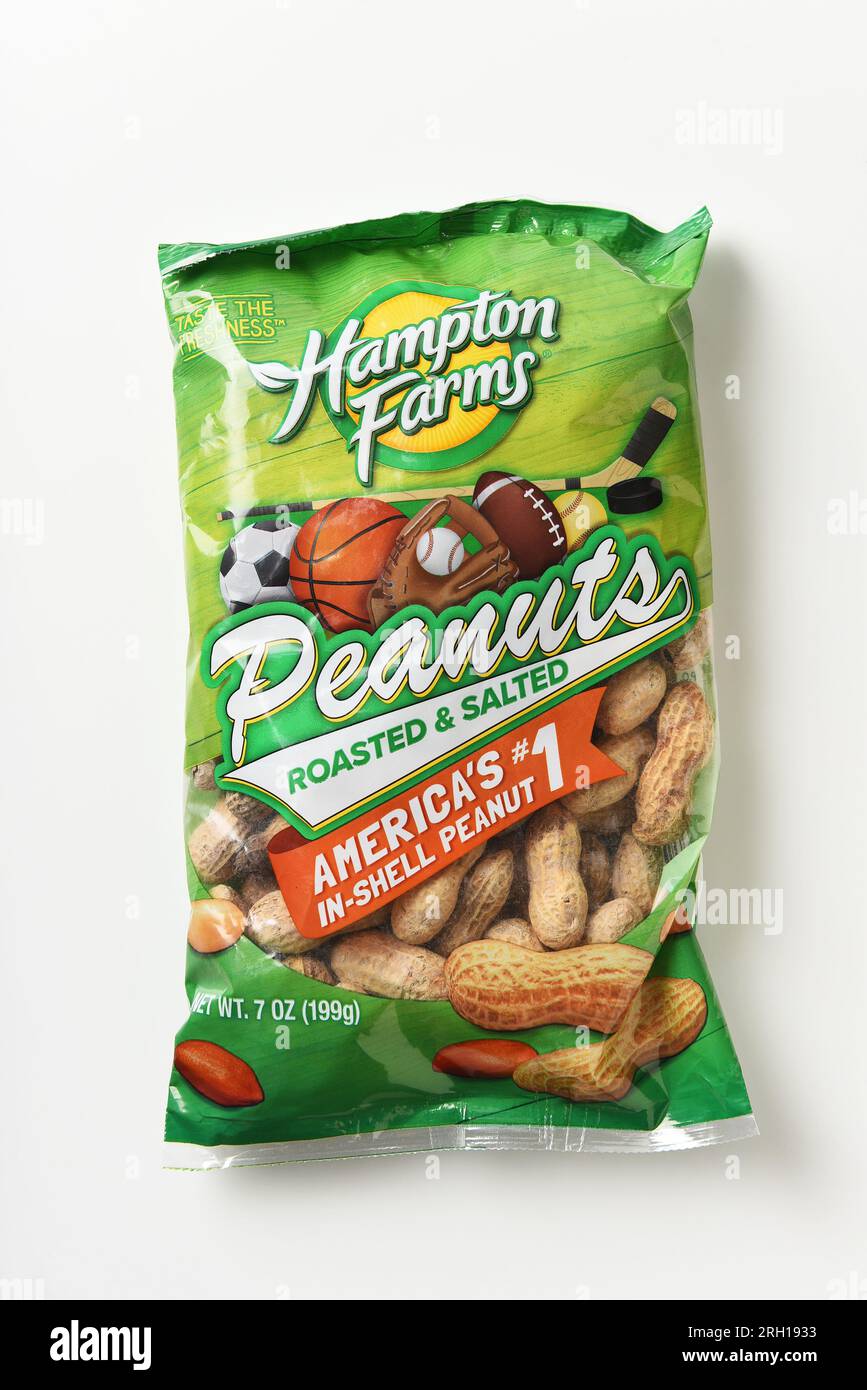 IRVINE, KALIFORNIEN - 7. AUGUST 2023: A bag of Hampton Farms Roasted and Salted Peanuts ein traditioneller Snack bei Baseballspielen. Stockfoto