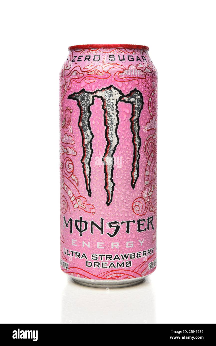 IRVINE, KALIFORNIEN - 12. AUGUST 2023: A Can of Monster Energy Drink Ultra Strawberry Dreams Aroma. Stockfoto