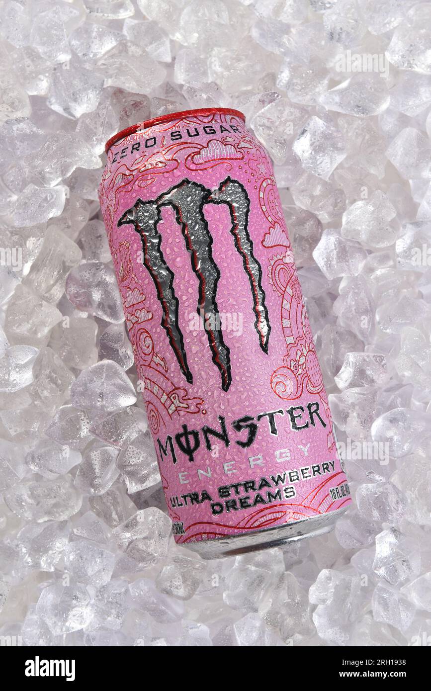 IRVINE, KALIFORNIEN - 12. AUGUST 2023: A Can of Monster Energy Drink Ultra Strawberry Dreams Aroma auf einem Bett aus Eis. Stockfoto