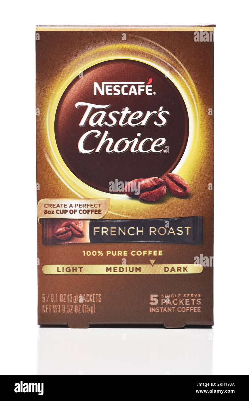 IRVINE, KALIFORNIEN - 12. AUGUST 2023: Eine Schachtel Nescafe Tasters Choice French Roast Coffee, ein-Tassen-Pakete. Stockfoto
