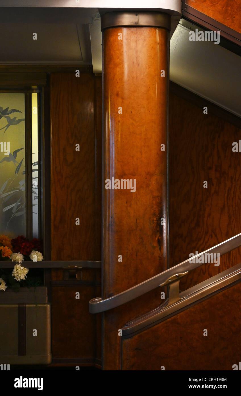 LONG BEACH, KALIFORNIEN - 14. JUNI 2023: Details des Art déco-Stils am Queen Mary Ozeanliner, das in ein Hotel umgewandelt wurde. Stockfoto