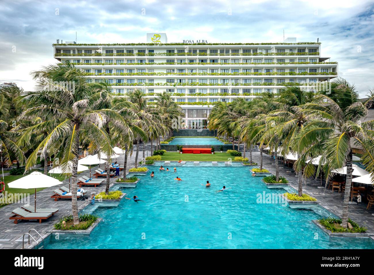 5-Sterne-Hotel Rosa Alba - 31. Juli 2023: Übersicht über das 5-Sterne-Hotel Rosa Alba in Tuy Hoa City, Provinz Phu Yen, Vietnam Stockfoto